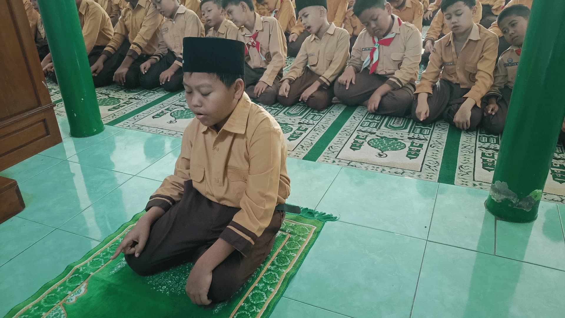 Kegiatan Sholat Berjamaah Siswa MIT Amanah